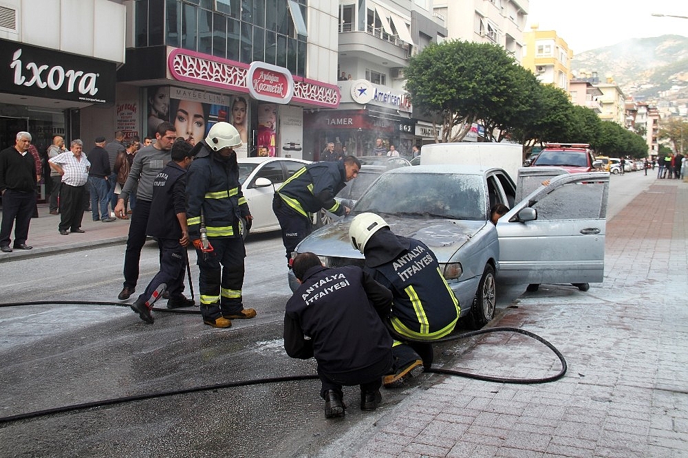 Seyir halindeki LPG'li otomobil yandı!