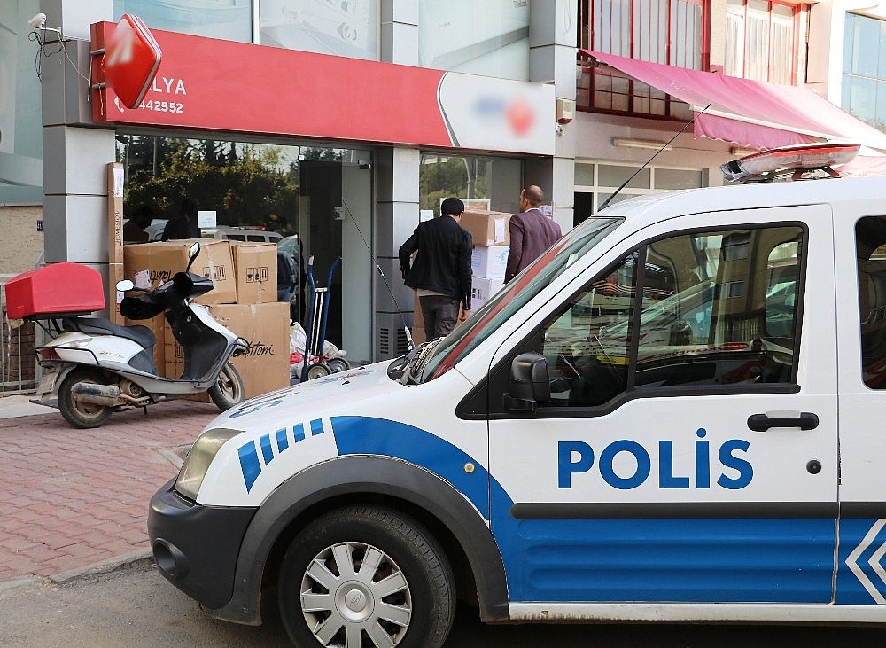 Şişme kadın beklerken yanlış ürün geldi, kargo görevlisini gasp etti!