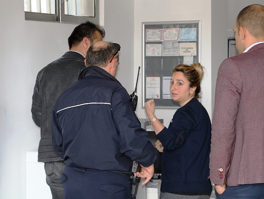 Şişme kadın beklerken yanlış ürün geldi, kargo görevlisini gasp etti!