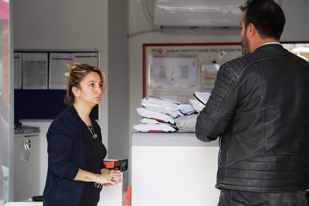 Şişme kadın beklerken yanlış ürün geldi, kargo görevlisini gasp etti!