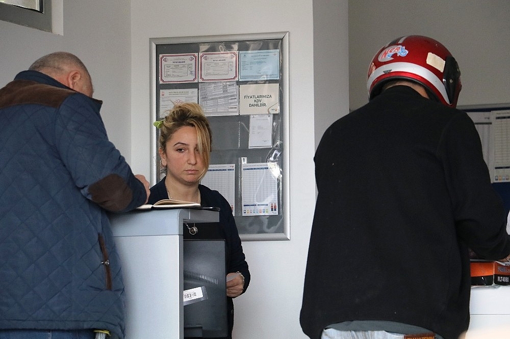 Şişme kadın beklerken yanlış ürün geldi, kargo görevlisini gasp etti!