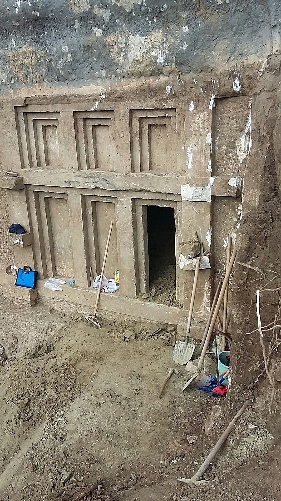 Tapulu arazide kazı yapılırken 2 bin 400 yıllık mezar bulundu! (Videolu)