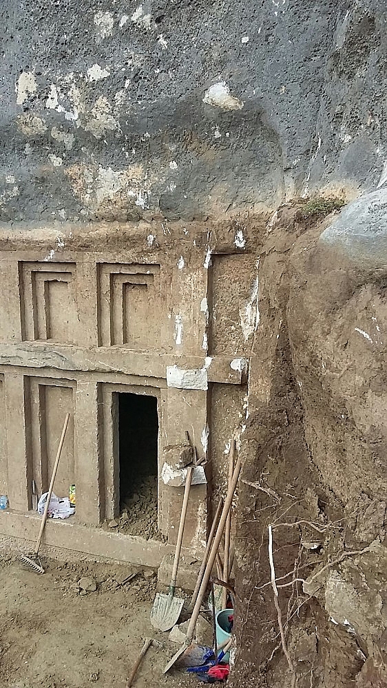 Tapulu arazide kazı yapılırken 2 bin 400 yıllık mezar bulundu! (Videolu)