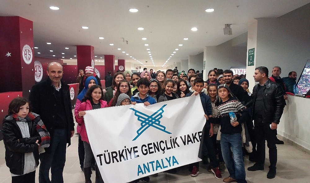 TÜGVA öğrencileri ödüllendirdi