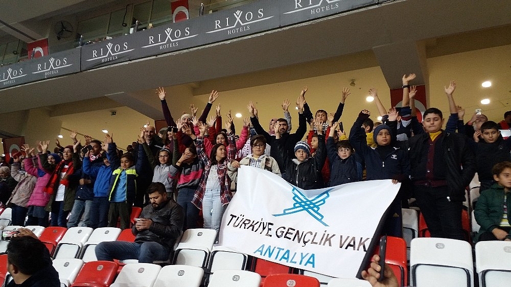 TÜGVA öğrencileri ödüllendirdi