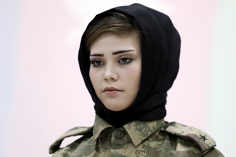 75 Afgan kadın subay Antalya'da eğitimlerini tamamladı
