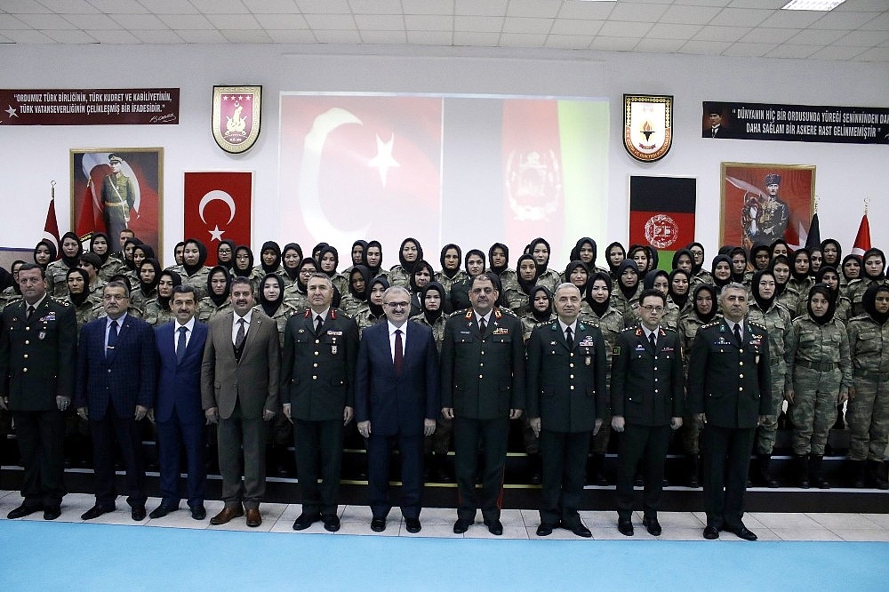 75 Afgan kadın subay Antalya'da eğitimlerini tamamladı