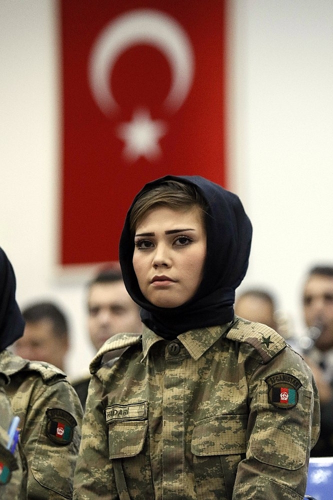 75 Afgan kadın subay Antalya'da eğitimlerini tamamladı