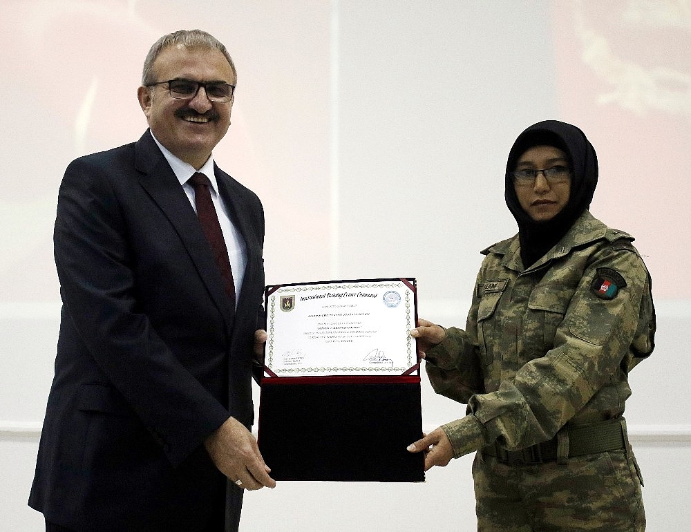 75 Afgan kadın subay Antalya'da eğitimlerini tamamladı