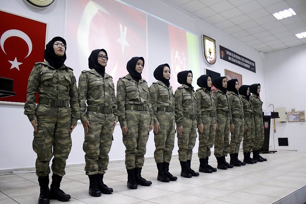 75 Afgan kadın subay Antalya'da eğitimlerini tamamladı