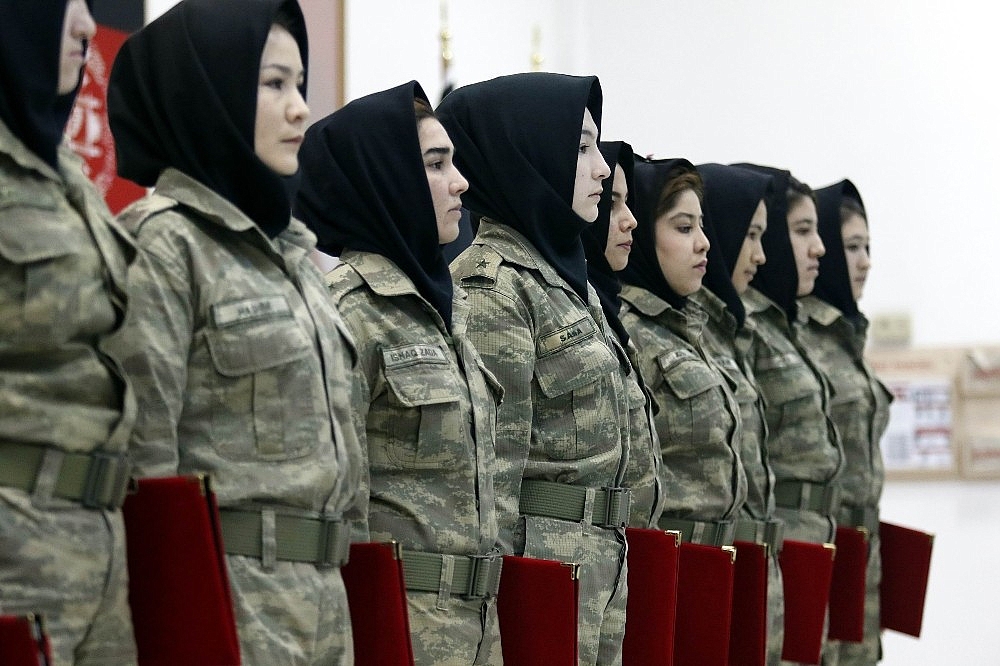 75 Afgan kadın subay Antalya'da eğitimlerini tamamladı