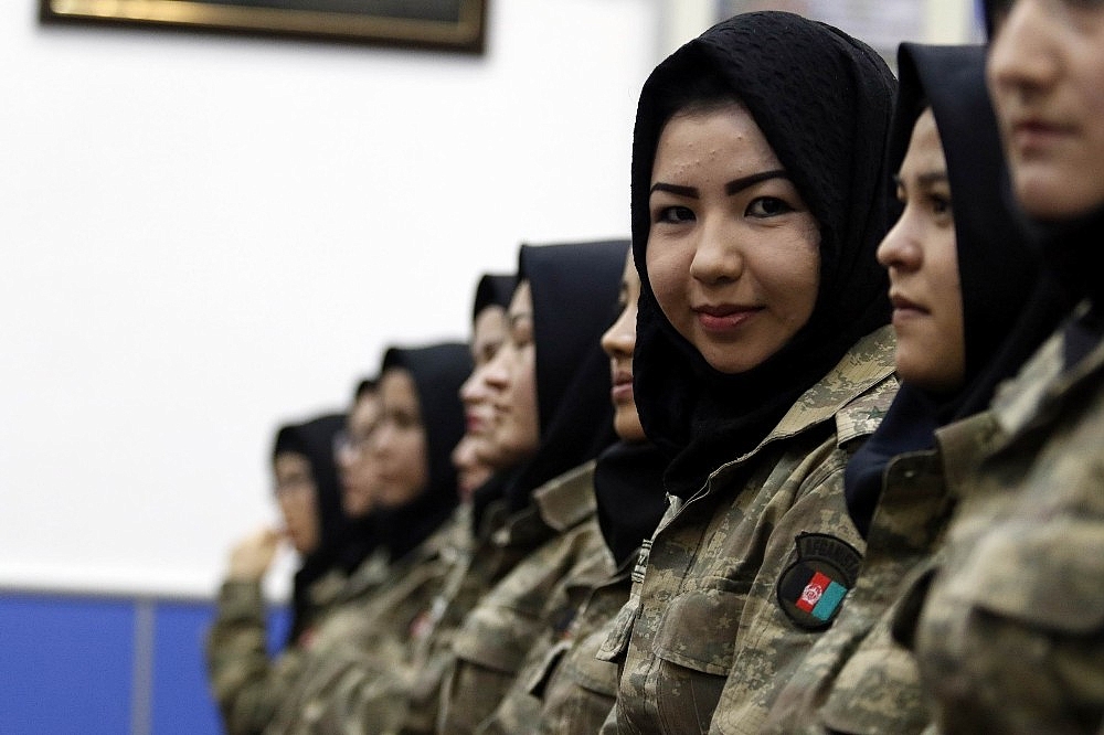 75 Afgan kadın subay Antalya'da eğitimlerini tamamladı