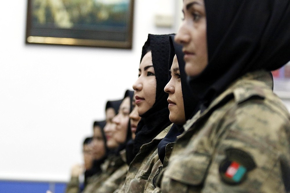 75 Afgan kadın subay Antalya'da eğitimlerini tamamladı