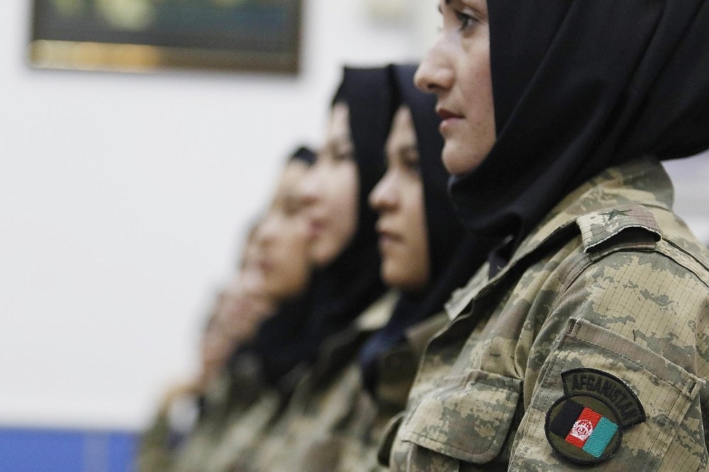 75 Afgan kadın subay Antalya'da eğitimlerini tamamladı