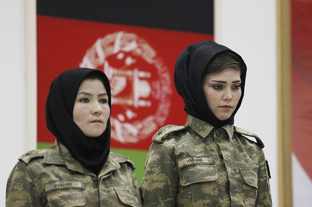 75 Afgan kadın subay Antalya'da eğitimlerini tamamladı