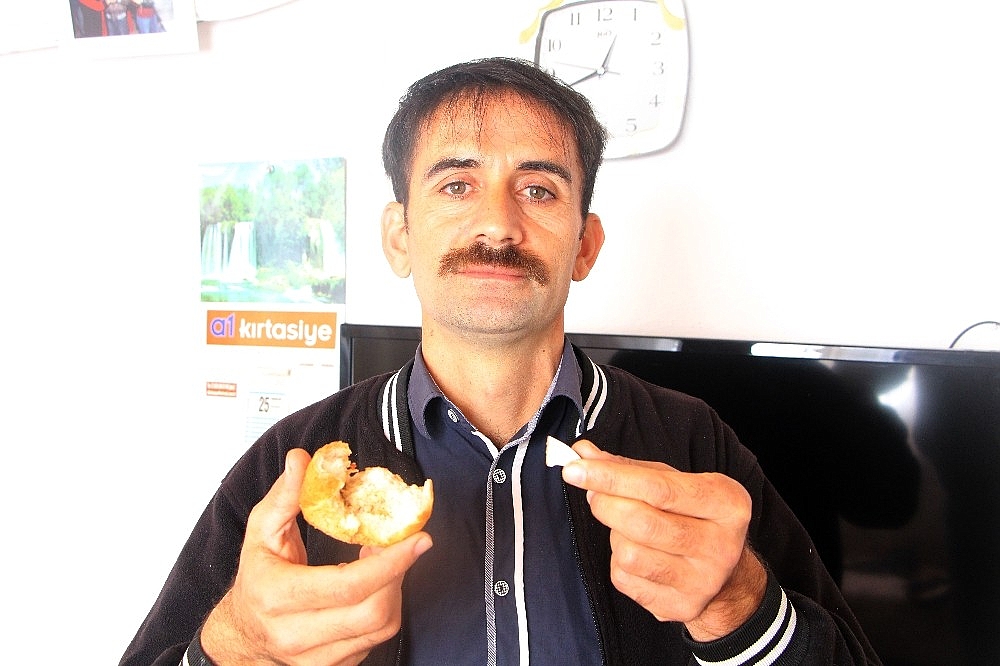 Ağzının içerisindeki sert cismi çıkarınca şaşkına döndü! (Videolu)