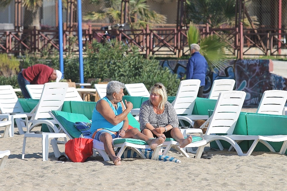Alanya'da kar uyarısına inat deniz keyfi (videolu)