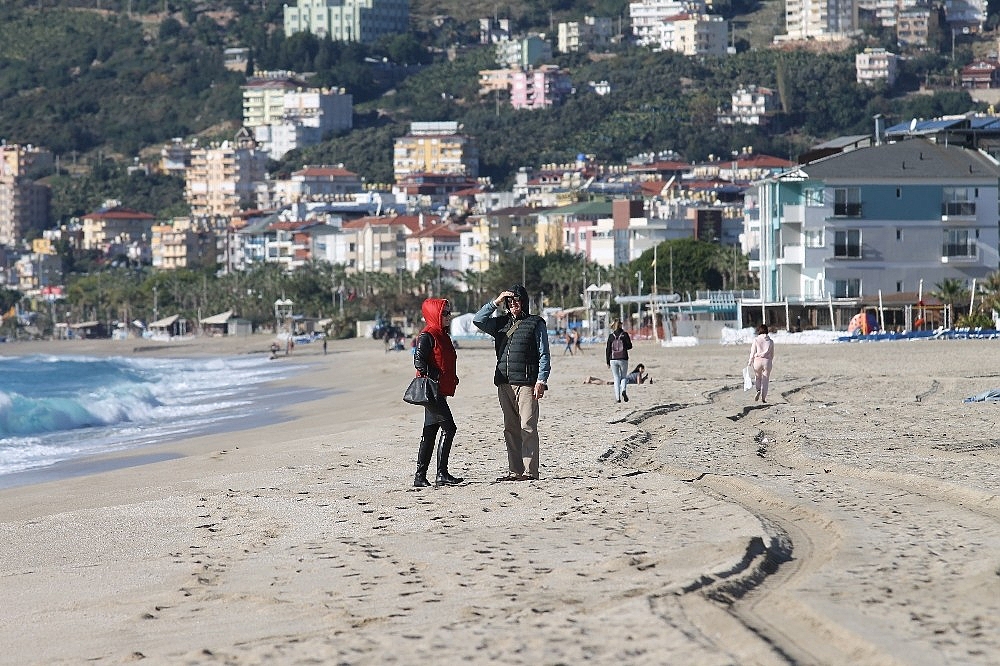 Alanya'da kar uyarısına inat deniz keyfi (videolu)