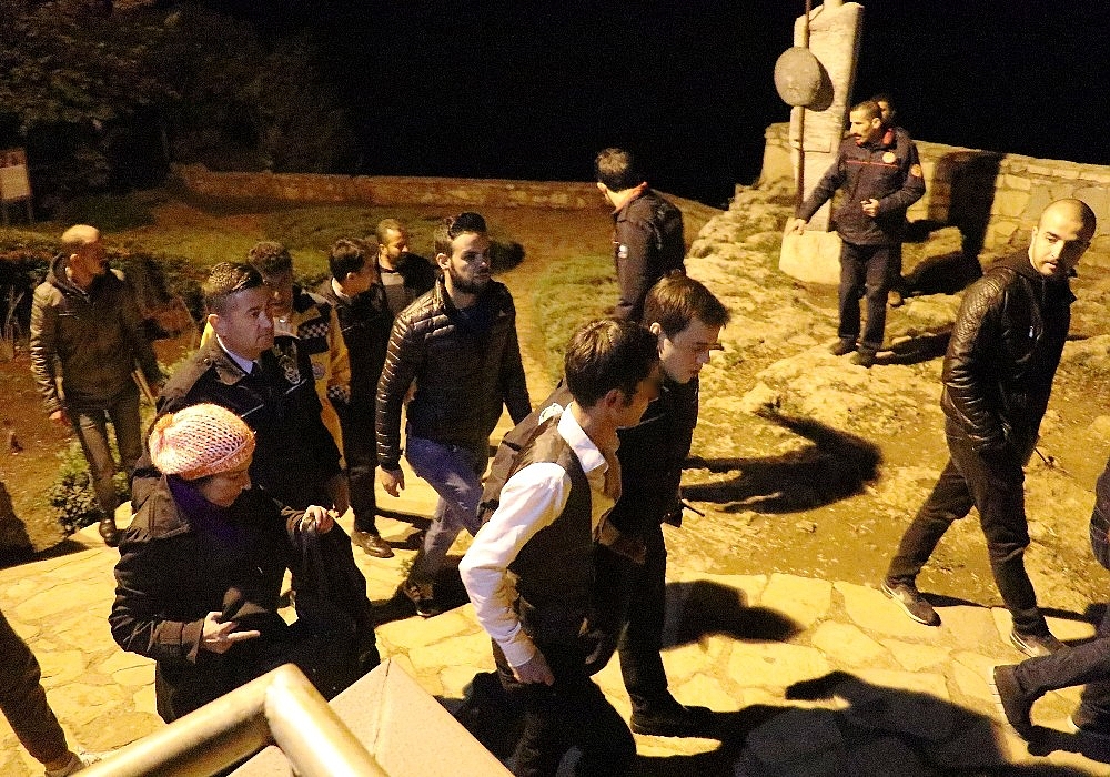 Alkollü genci ölümün kıyısından annesi aldı! (Videolu)