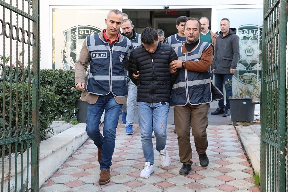 Antalya merkezli 4 ilde otomobil dolandırıcılığı: 7 gözaltı (videolu)
