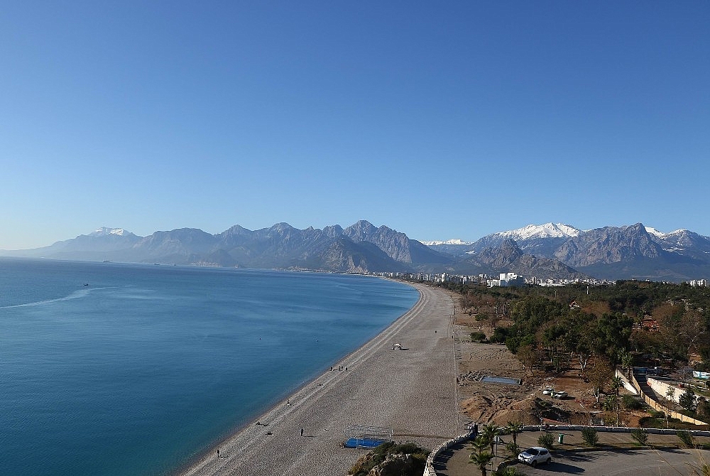 Antalya zirvesinde kar, sahilde deniz keyfi
