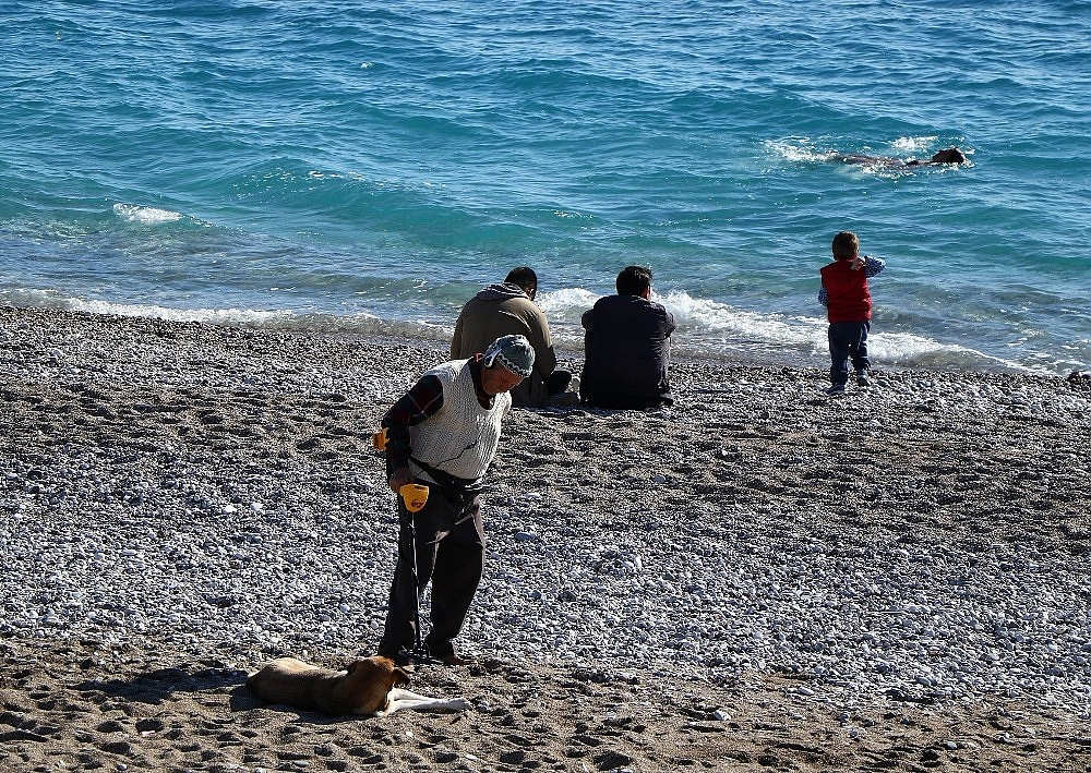 Antalya zirvesinde kar, sahilde deniz keyfi