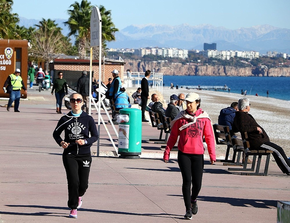 Antalya zirvesinde kar, sahilde deniz keyfi