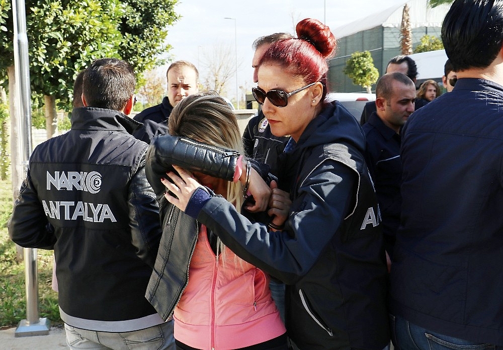 Antalya'da fuhuş ve uyuşturucu operasyonu: 19 gözaltı! (Videolu)