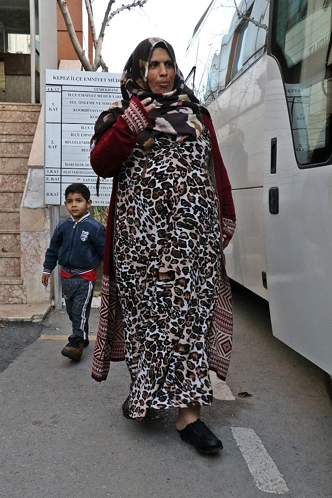 Antalya'da Suriyeli dilencilere şafak operasyonu!