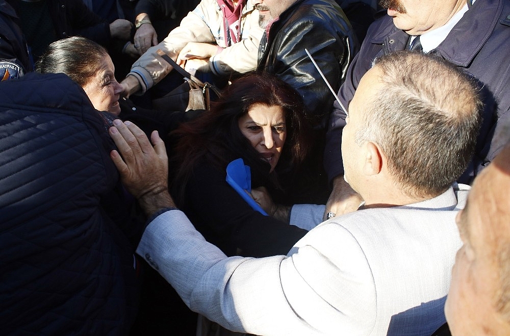 Arsa ihalesinde demir bariyerler havada uçuştu