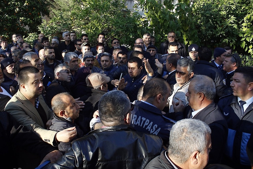 Arsa ihalesinde demir bariyerler havada uçuştu