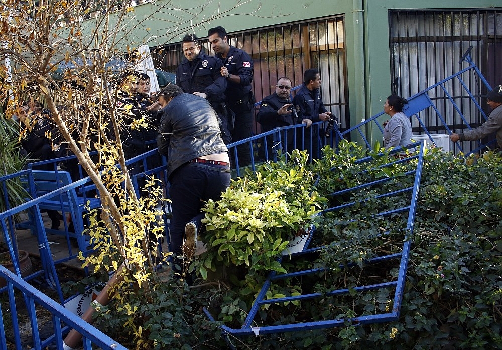 Arsa ihalesinde demir bariyerler havada uçuştu