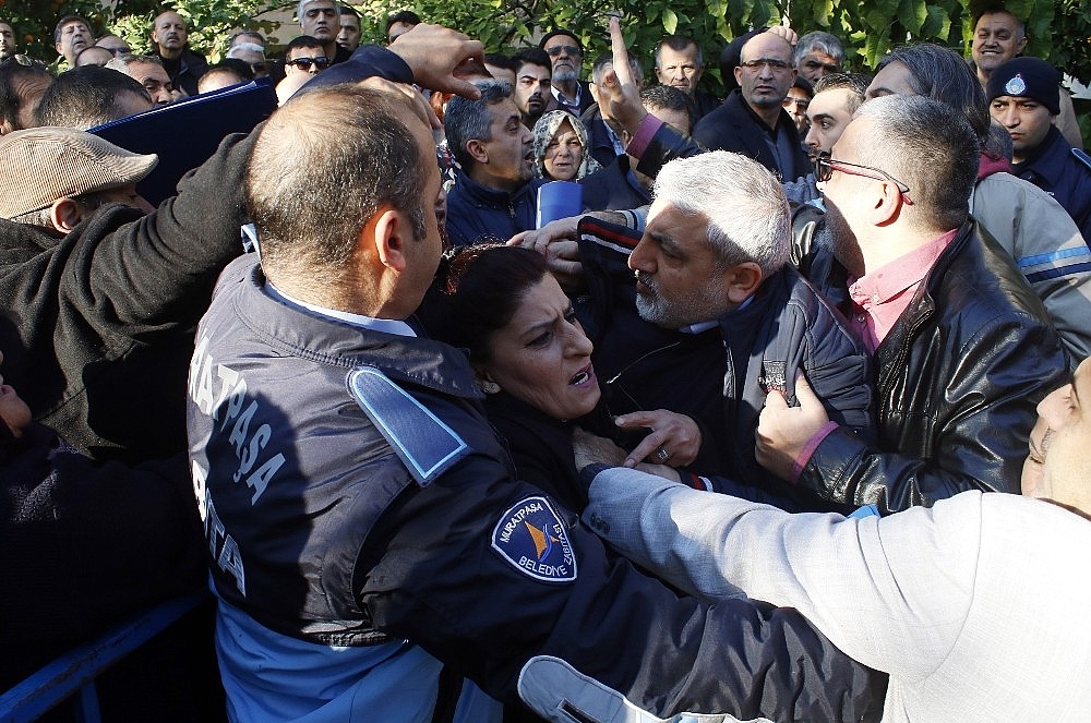 Arsa ihalesinde demir bariyerler havada uçuştu