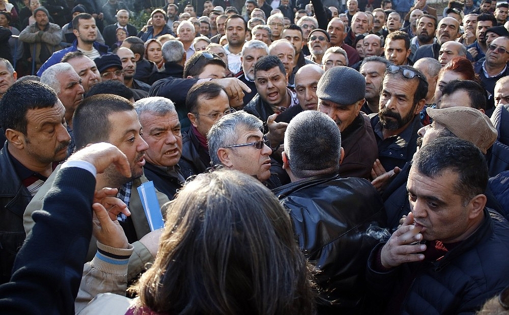 Arsa ihalesinde demir bariyerler havada uçuştu