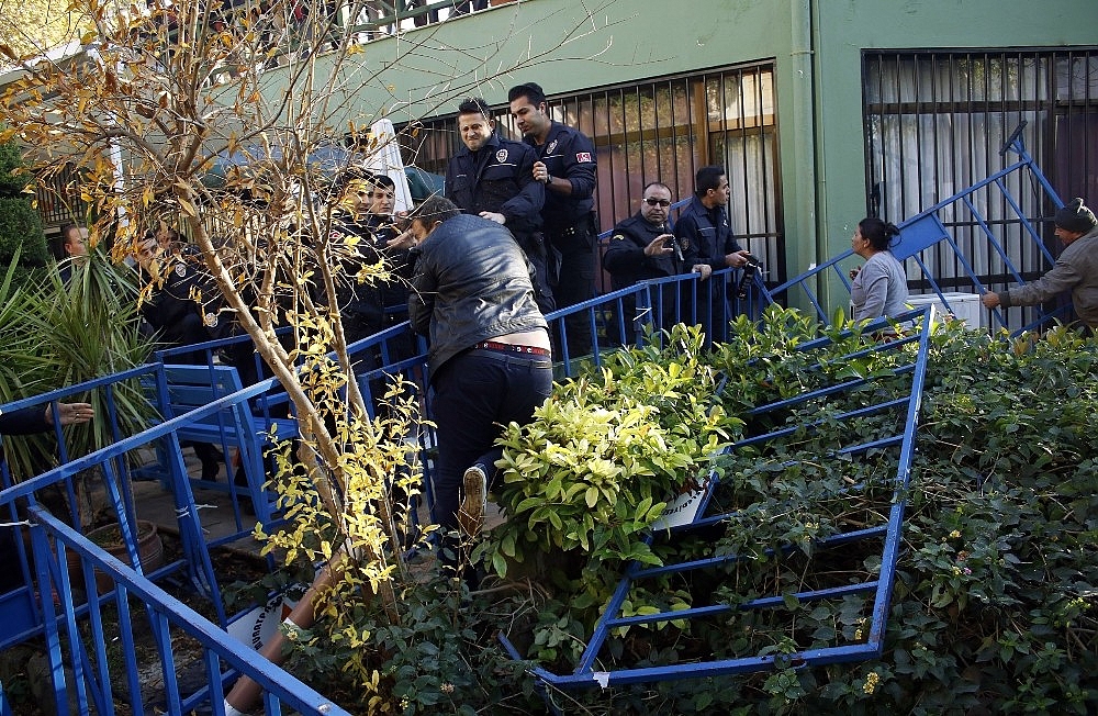 Arsa ihalesinde demir bariyerler havada uçuştu