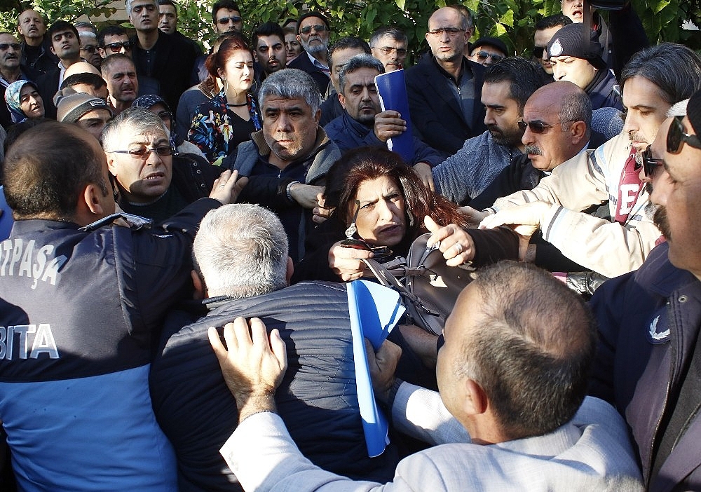 Arsa ihalesinde demir bariyerler havada uçuştu