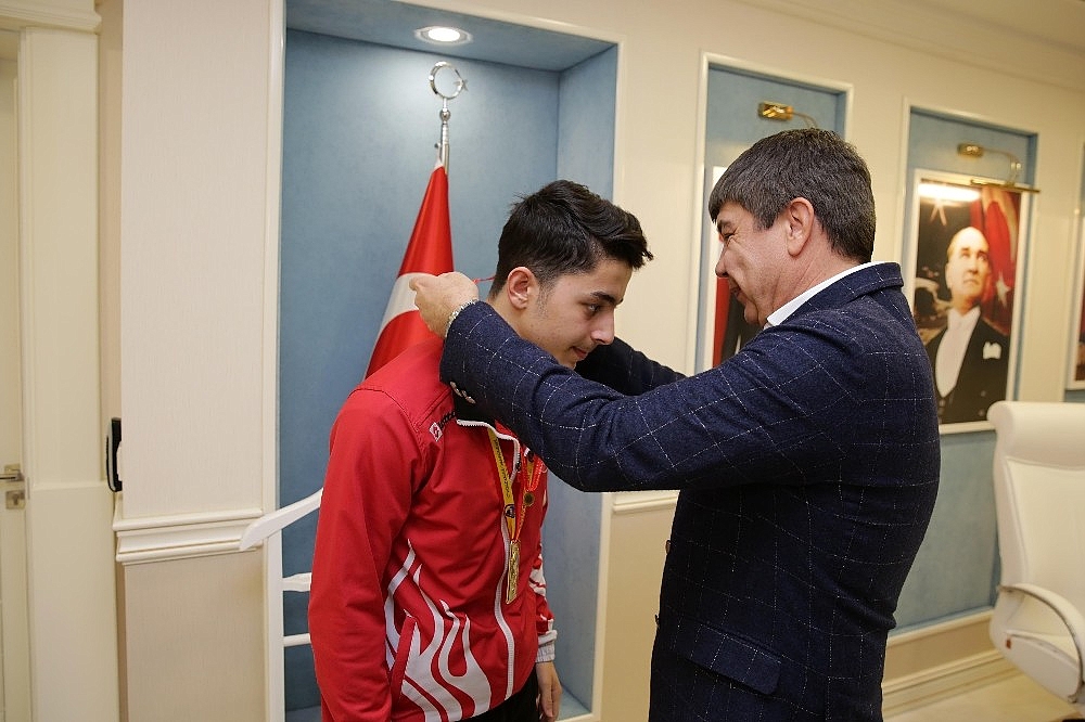 Başkan Türel, Şampiyon Karateciyi ağırladı