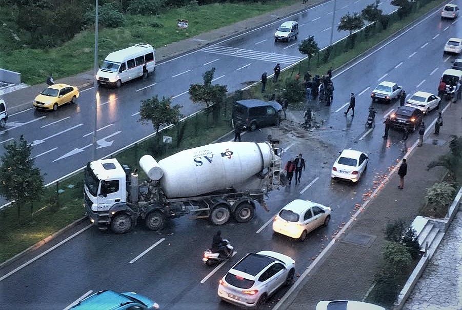 Beton mikseriyle otomobil çarpıştı: 2 yaralı!
