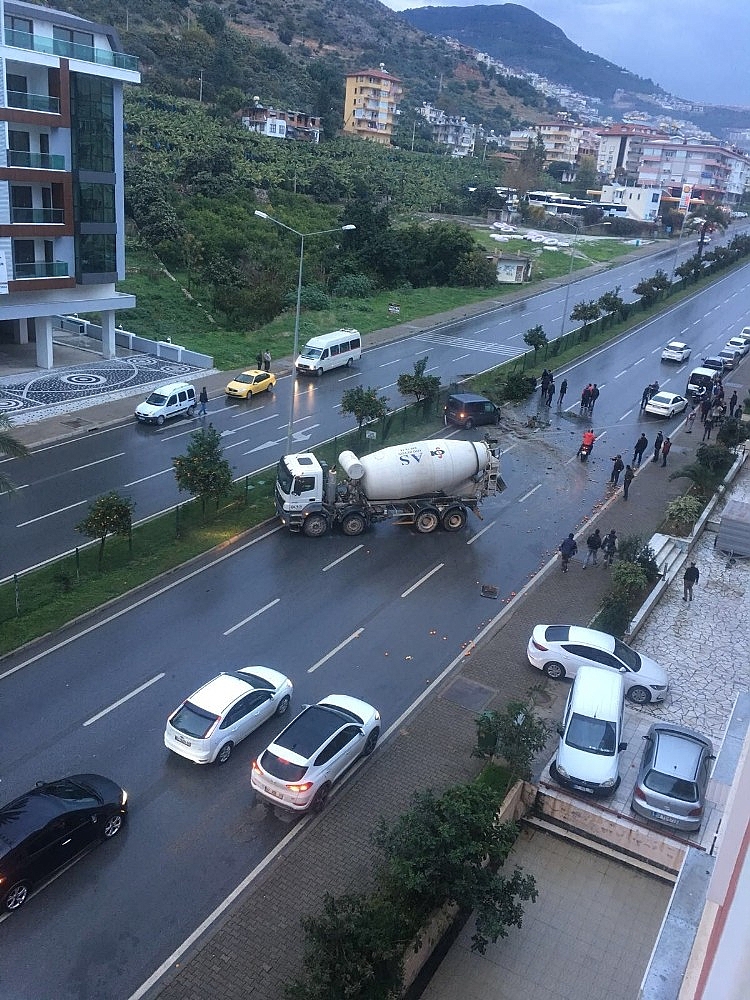 Beton mikseriyle otomobil çarpıştı: 2 yaralı!