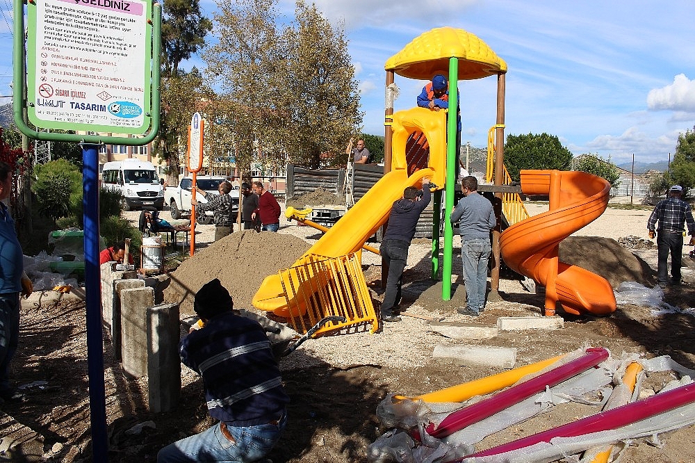 Büyükşehir'den Kumluca'ya çocuk parkı