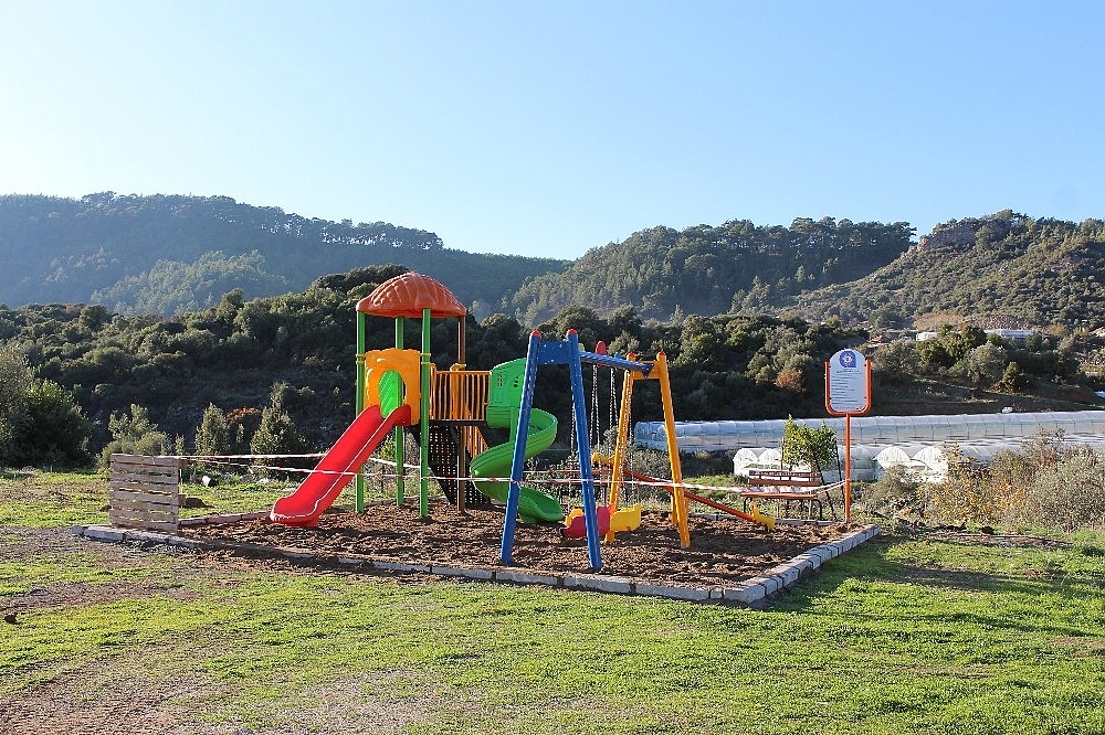 Büyükşehir'den Kumluca'ya çocuk parkı
