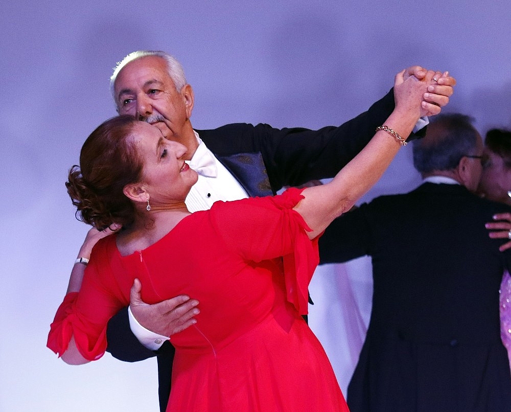 Danslarıyla gençlere taş çıkardılar