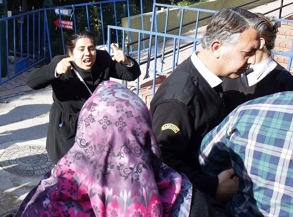 Demir bariyerlerin havada uçuştuğu arsa ihalesinde yine arbede yaşandı! (Videolu)