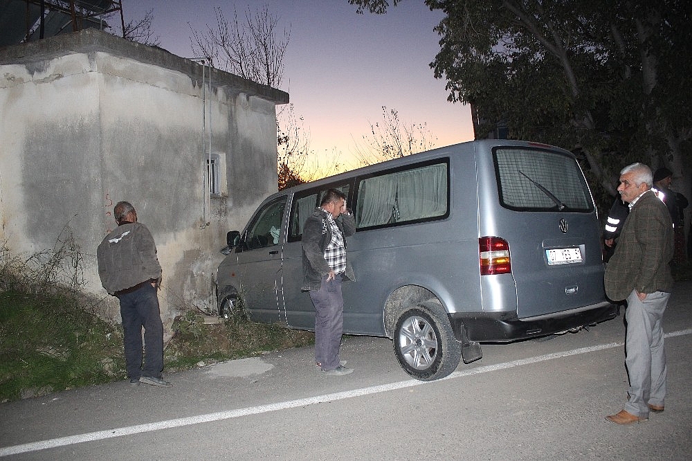 Duvara çarpan sürücü hayatını kaybetti!