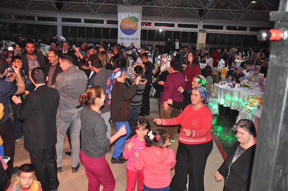 Finike'de engeliler için moral gecesi düzenlendi