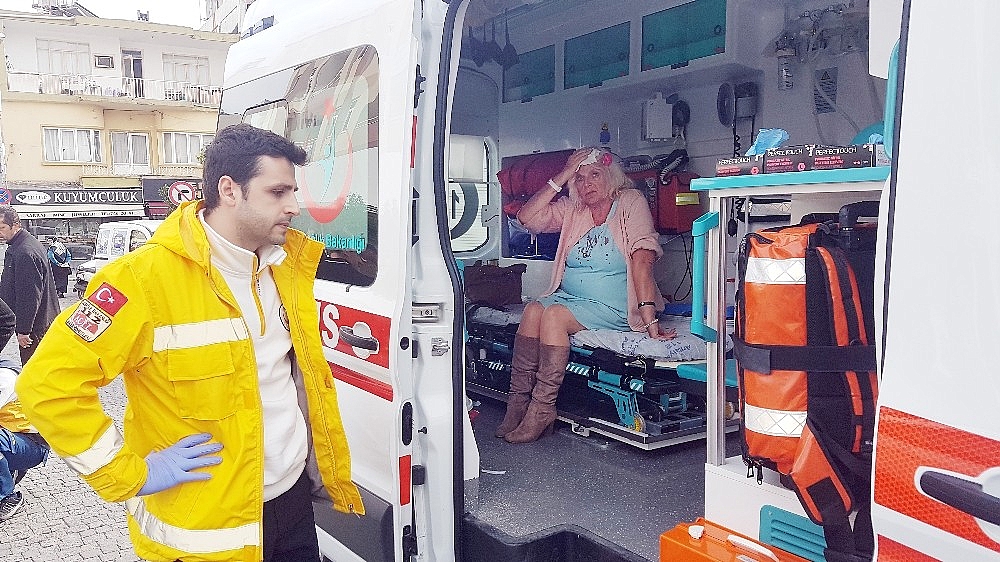 Hareket halindeki kamyonetin açılan kapağı yayaya çarptı: 1 yaralı (videolu)