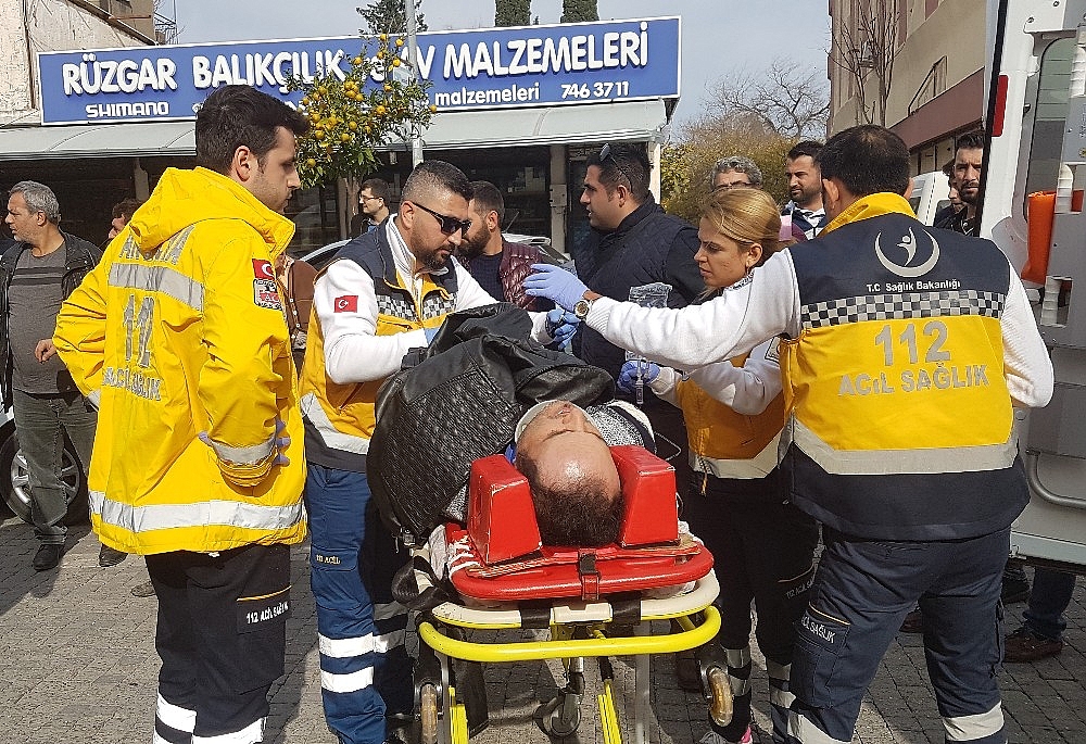 Hareket halindeki kamyonetin açılan kapağı yayaya çarptı: 1 yaralı (videolu)