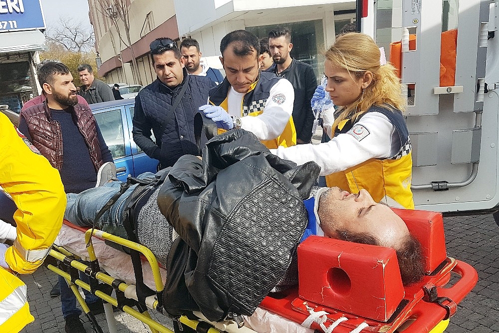 Hareket halindeki kamyonetin açılan kapağı yayaya çarptı: 1 yaralı (videolu)