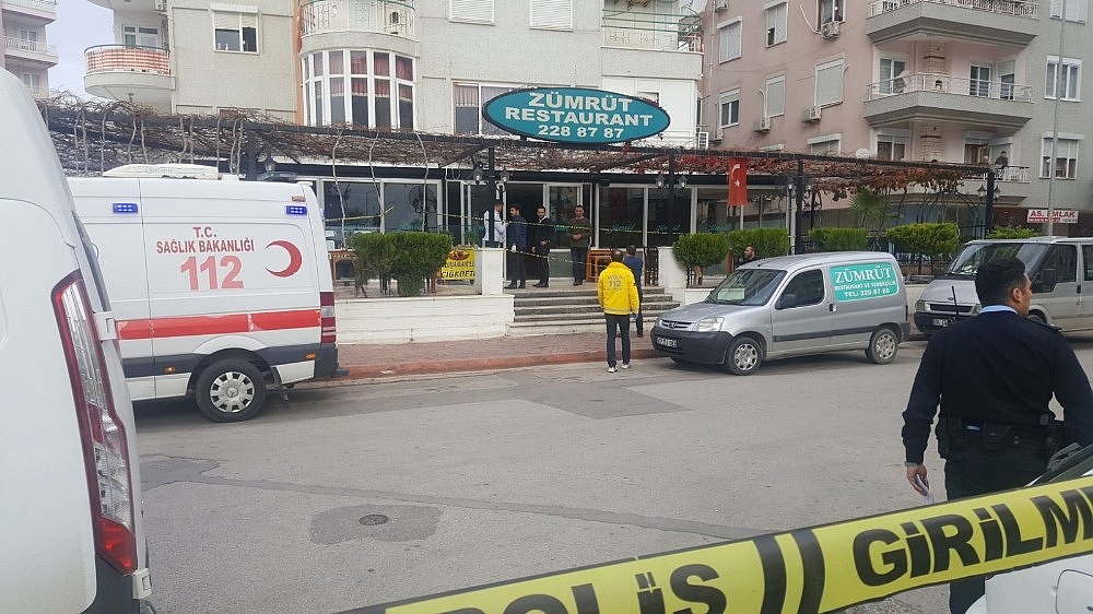 İşten çıkarılan garson dehşet saçtı: 4 ölü! (Videolu)