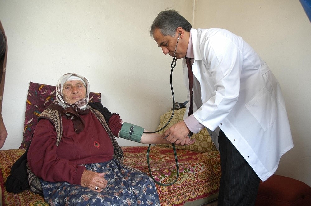 Kepez'de evde sağlık hizmetleri devam ediyor